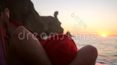 希普斯特徒步旅行者在沙滩上的吊床上放松，欣赏令人惊叹的<strong>金色</strong>日落景色。 1920x1080